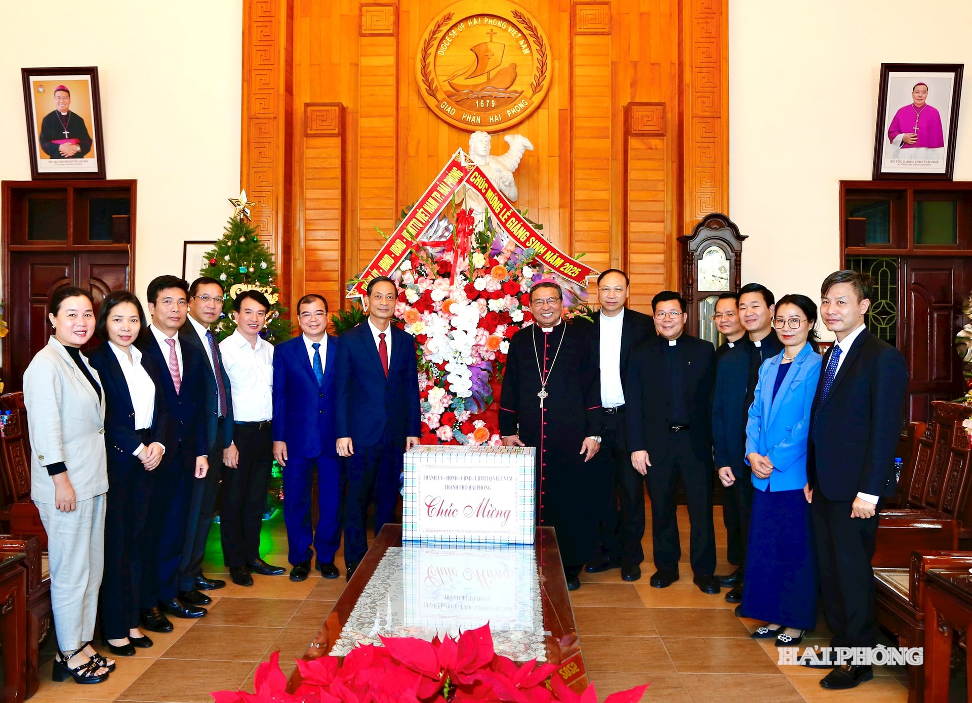 Đồng chí Đỗ Mạnh Hiến, Phó bí thư Thường trực Thành ủy cùng các đồng chí lãnh đạo thành phố tặng quà chúc mừng Tòa Giám mục Hải Phòng.