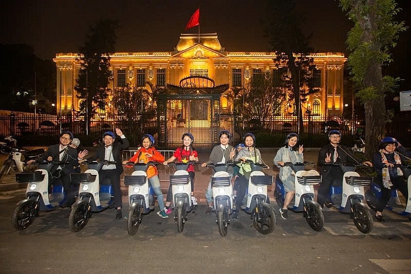 Tour xe đạp đêm với các chủ đề như ẩm thực, nghệ thuật, di sản và yêu phố, được triển khai thông qua ứng dụng xe đạp công cộng TNGo. (Ảnh: Sở Du lịch Hà Nội) ha-noi-dep-sound-danh-thuc-pho-dem-1.jpg