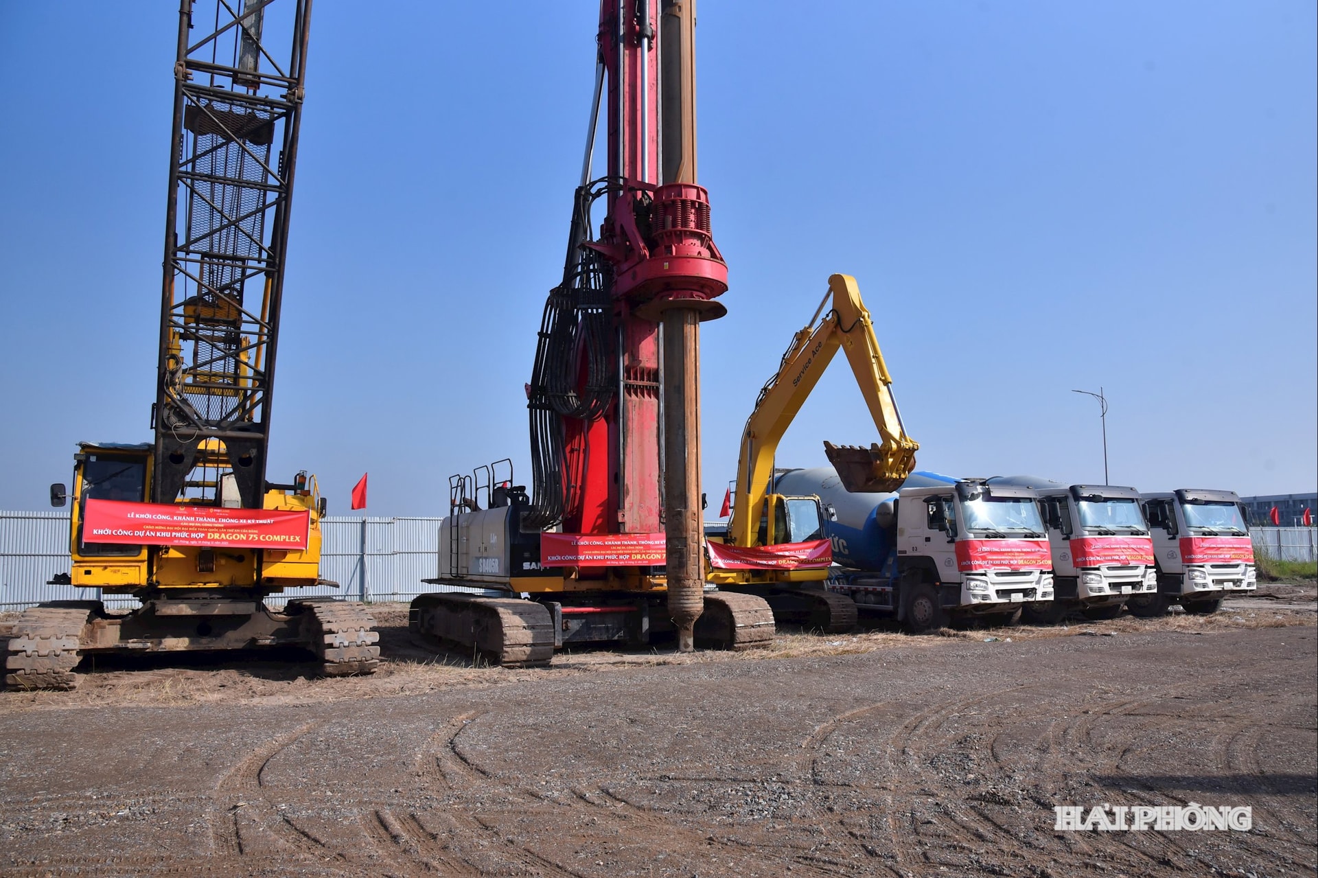 বিনিয়োগকারীরা ড্রাগন ৭৫ কমপ্লেক্স প্রকল্পে নির্মাণ সরঞ্জামের উপর মনোযোগ দিচ্ছেন।