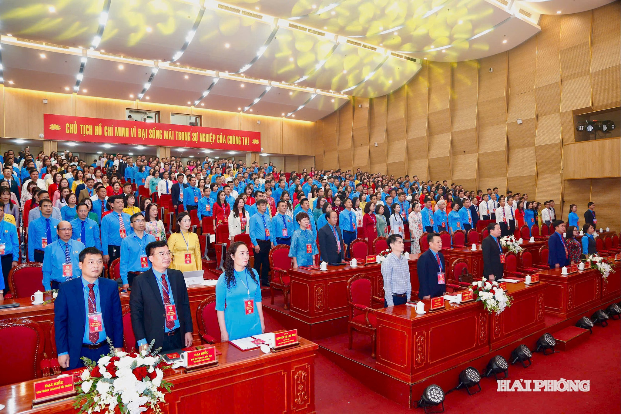 Các đại biểu thực hiện nghi thức chào cờ