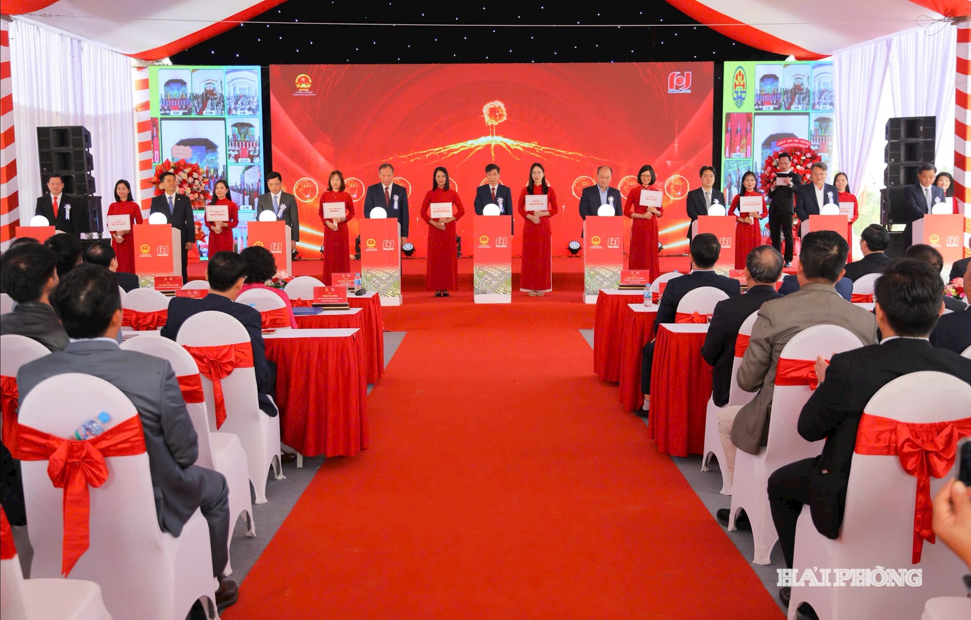 Các đại biểu thực hiện nghi thức bấm nút khởi công Dự án đầu tư xây dựng và kinh doanh hạ tầng cụm công nghiệp An Phụ .