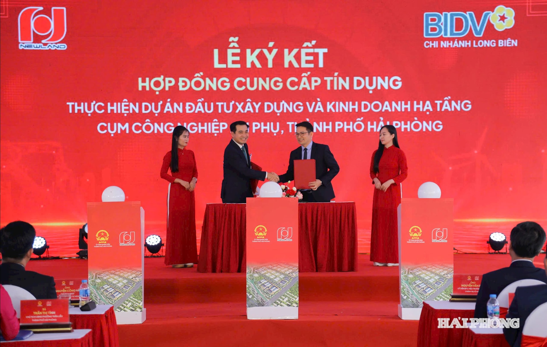 Đại diện Công ty CP Đầu tư Newland và BIDV chi nhánh Long Biên ký hợp đồng tín dụng thực hiện dự án.