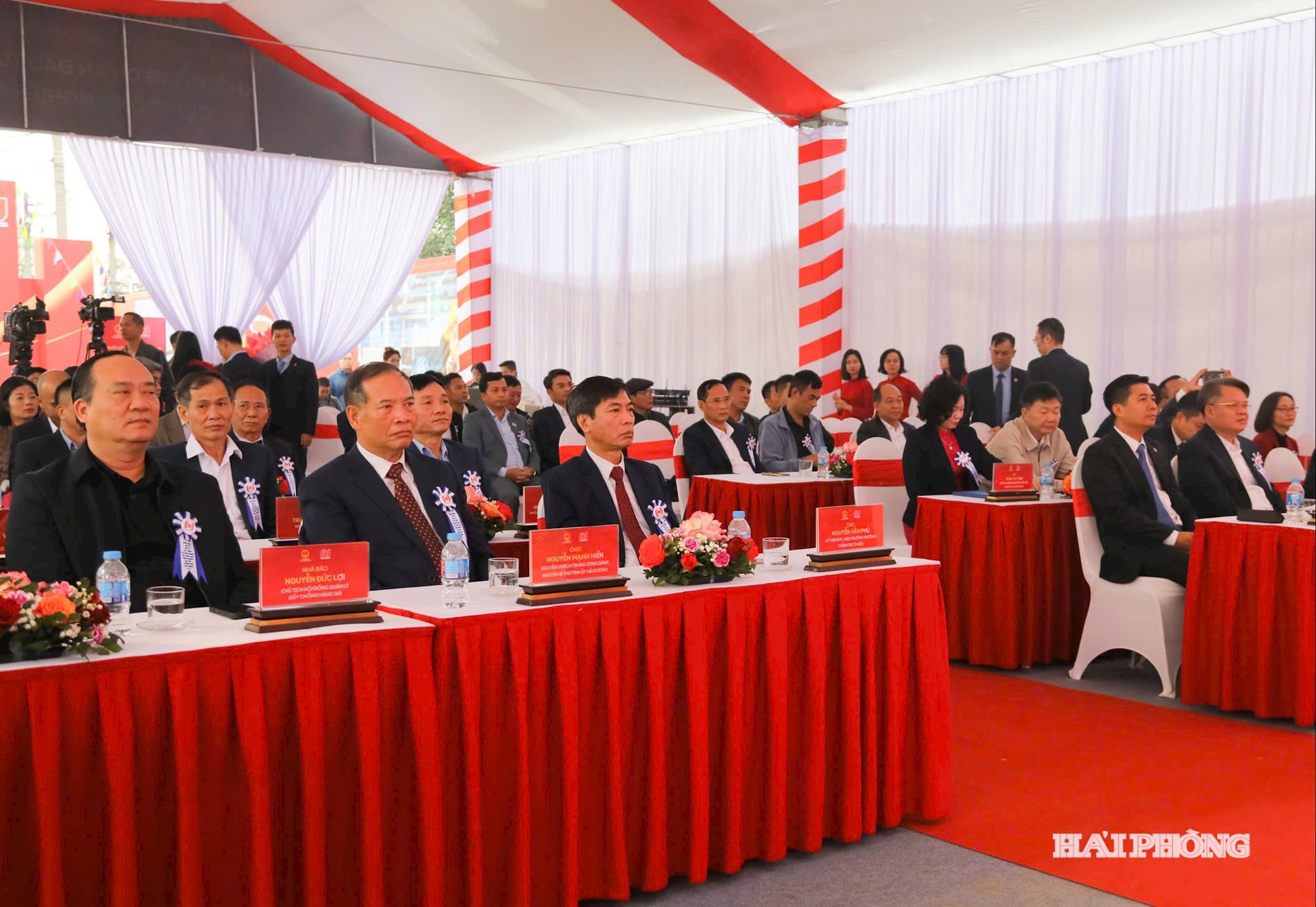 Các đại biểu dự lễ khởi công.