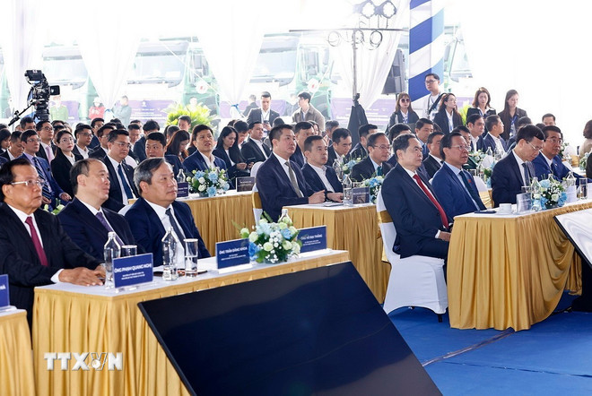 Chủ tịch Quốc hội Trần Thanh Mẫn dự lễ khởi công Dự án Đầu tư xây dựng Trục Đại lộ Cảnh quan sông Hồng. (Ảnh: Doãn Tấn/TTXVN) ttxvn-1912-chu-tich-quoc-hoi-khoi-cong-du-an-dai-lo-song-hong-10.jpg