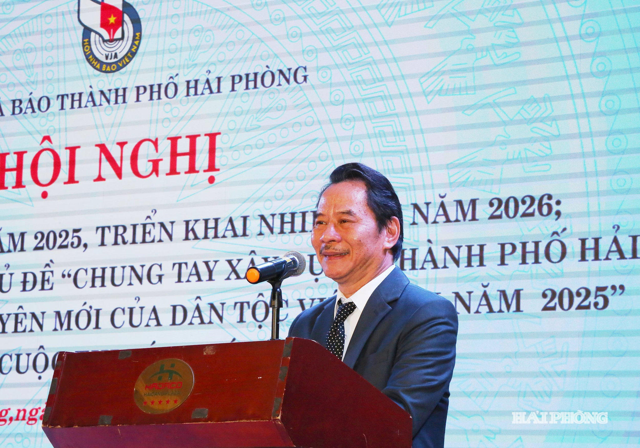Đồng chí Nguyễn Anh Tú, Chủ tịch Hội Nhà báo Thành phố Hải Phòng báo cáo tổng kết hội