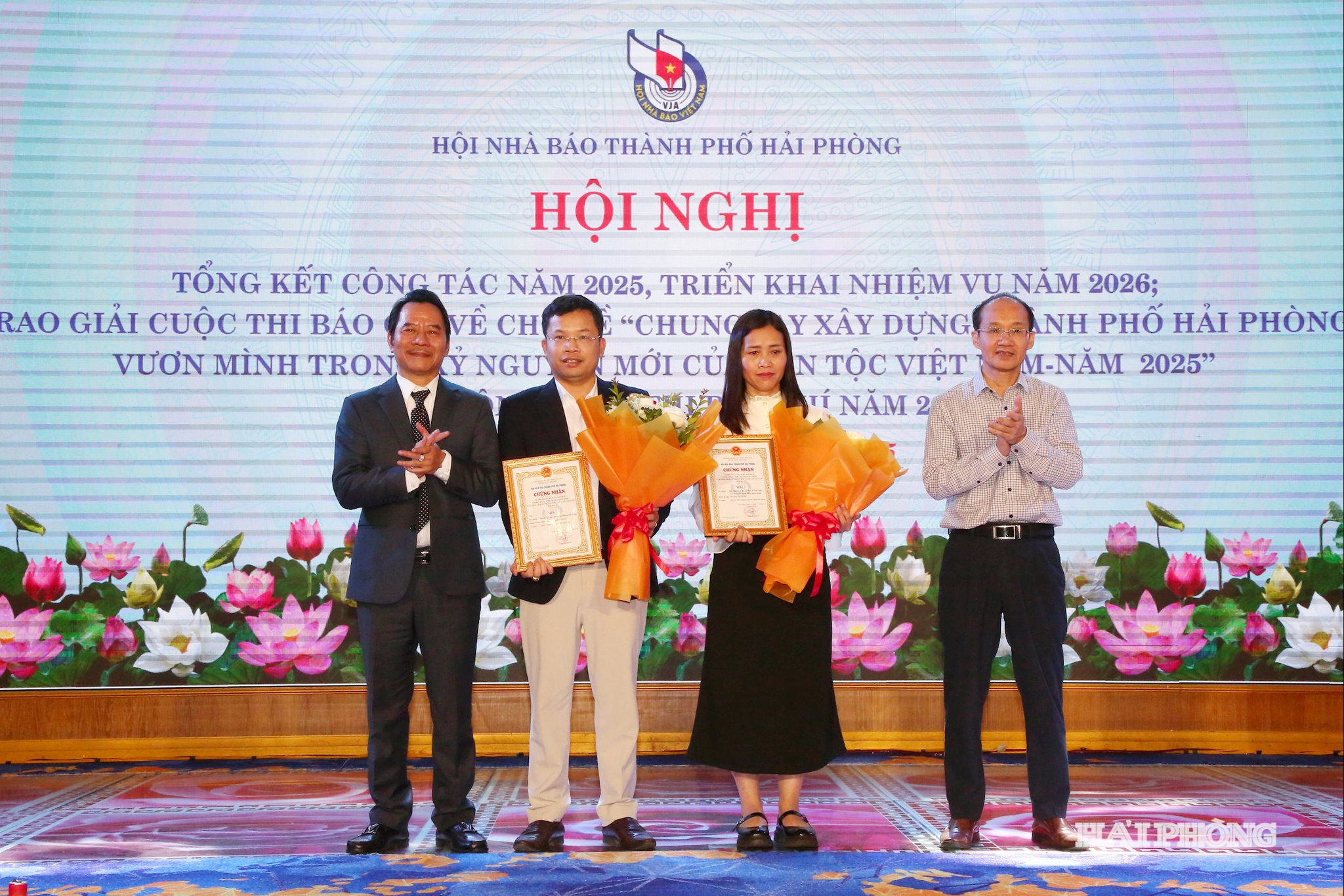 Lãnh đạo Hội nhà báo trao giải Nhì tặng các tác giả