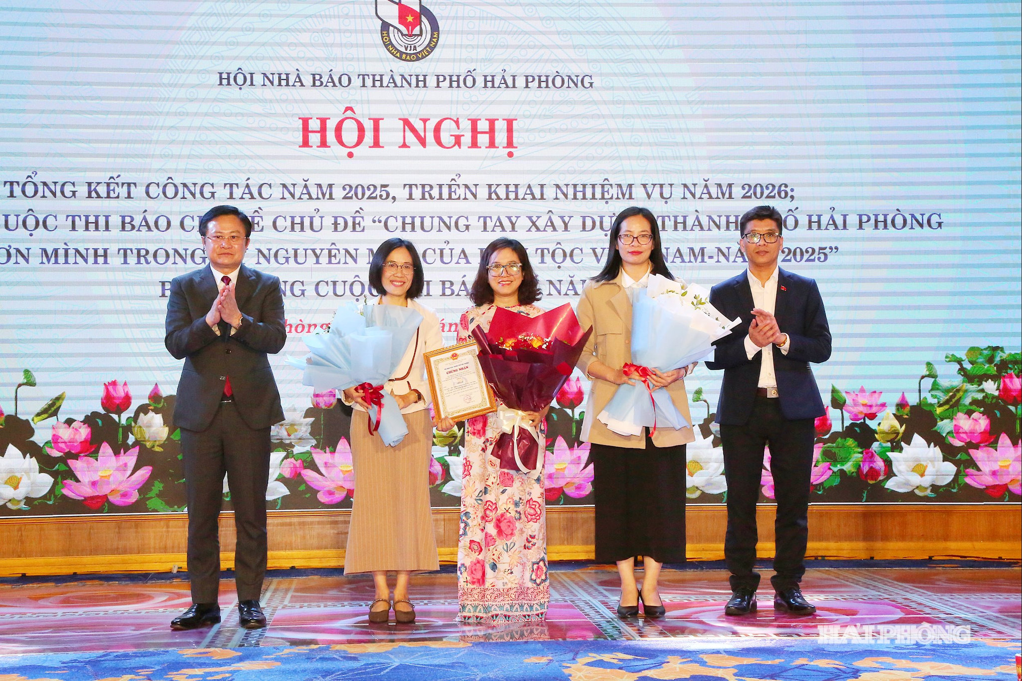 Các đồng chí Nghiêm Xuân Tuấn, phó Trưởng ban Tuyên giáo và Dân vận, Phạm Văn Tuấn giám đốc Báo và PTTH Hải Phòng trao giải Nhất tặng nhóm tác giả đoạt giải