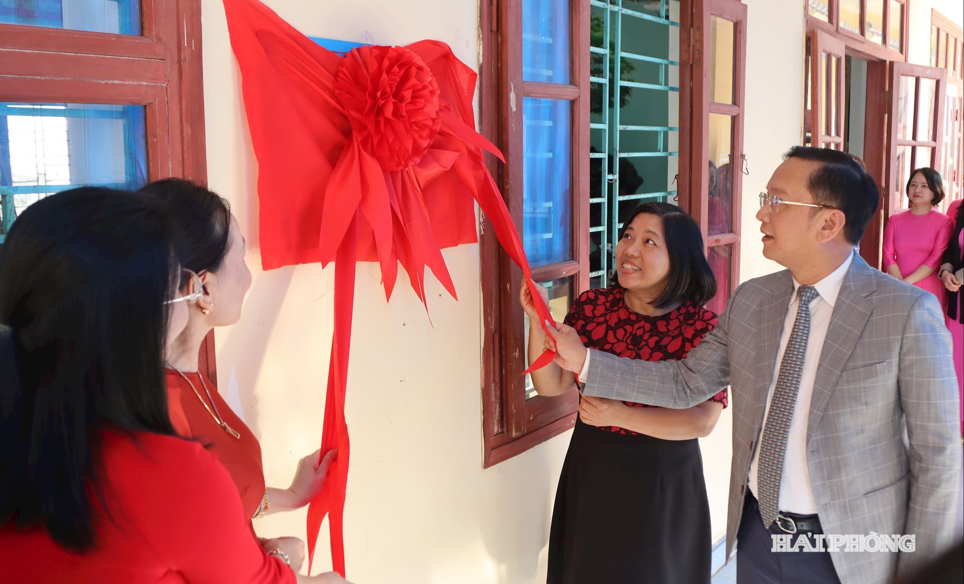 Các đại biểu khai trương phòng học thông minh.