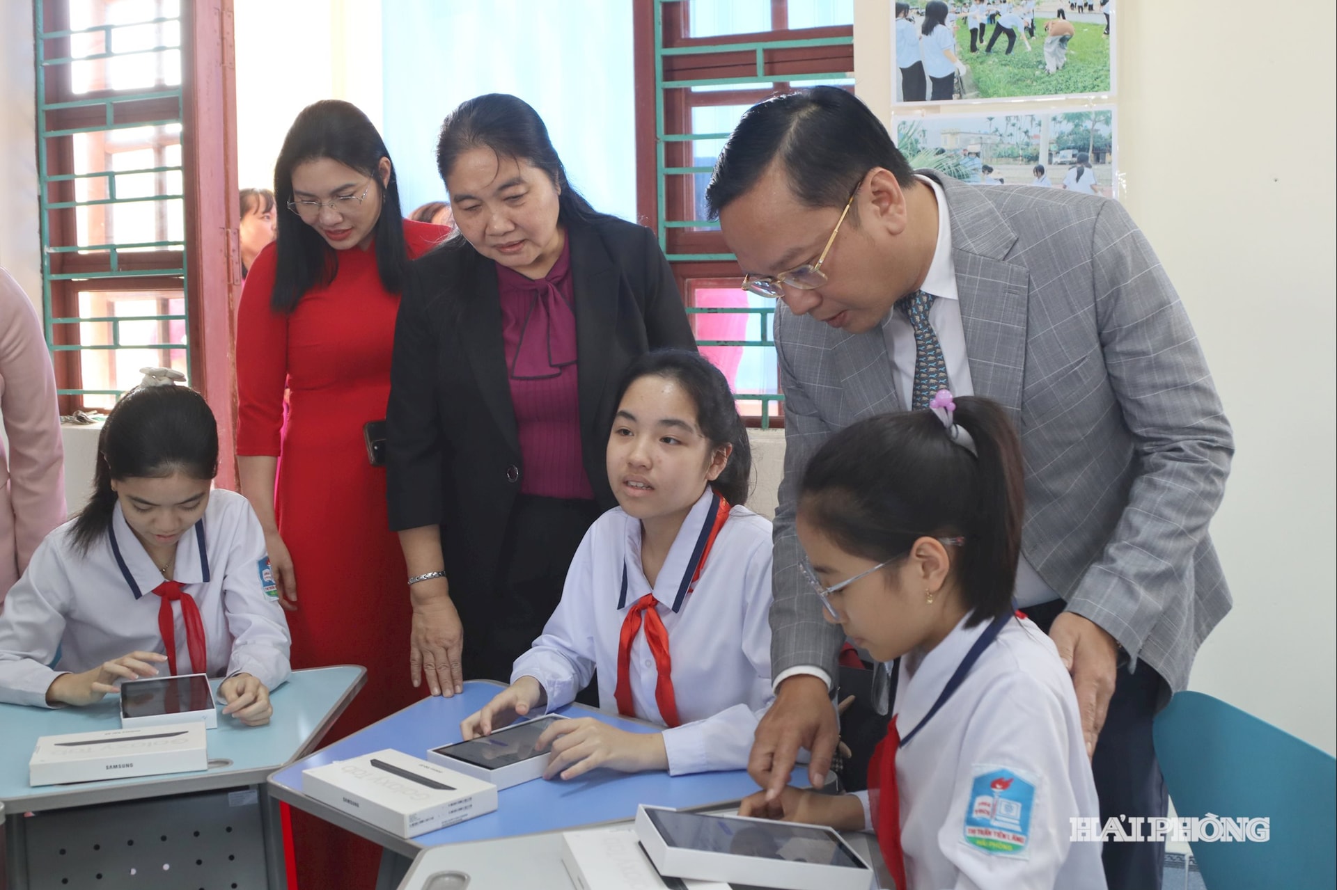 Các đại biểu tham quan phòng học thông minh.