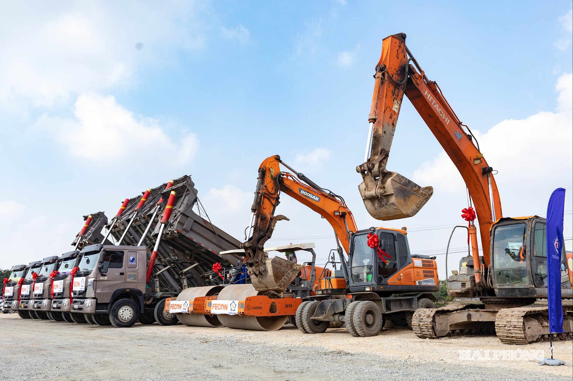 Ngay sau lễ khởi công, các nhà thầu đã huy động máy móc, nhân lực, triển khai thi công các hạng mục theo kế hoạch.