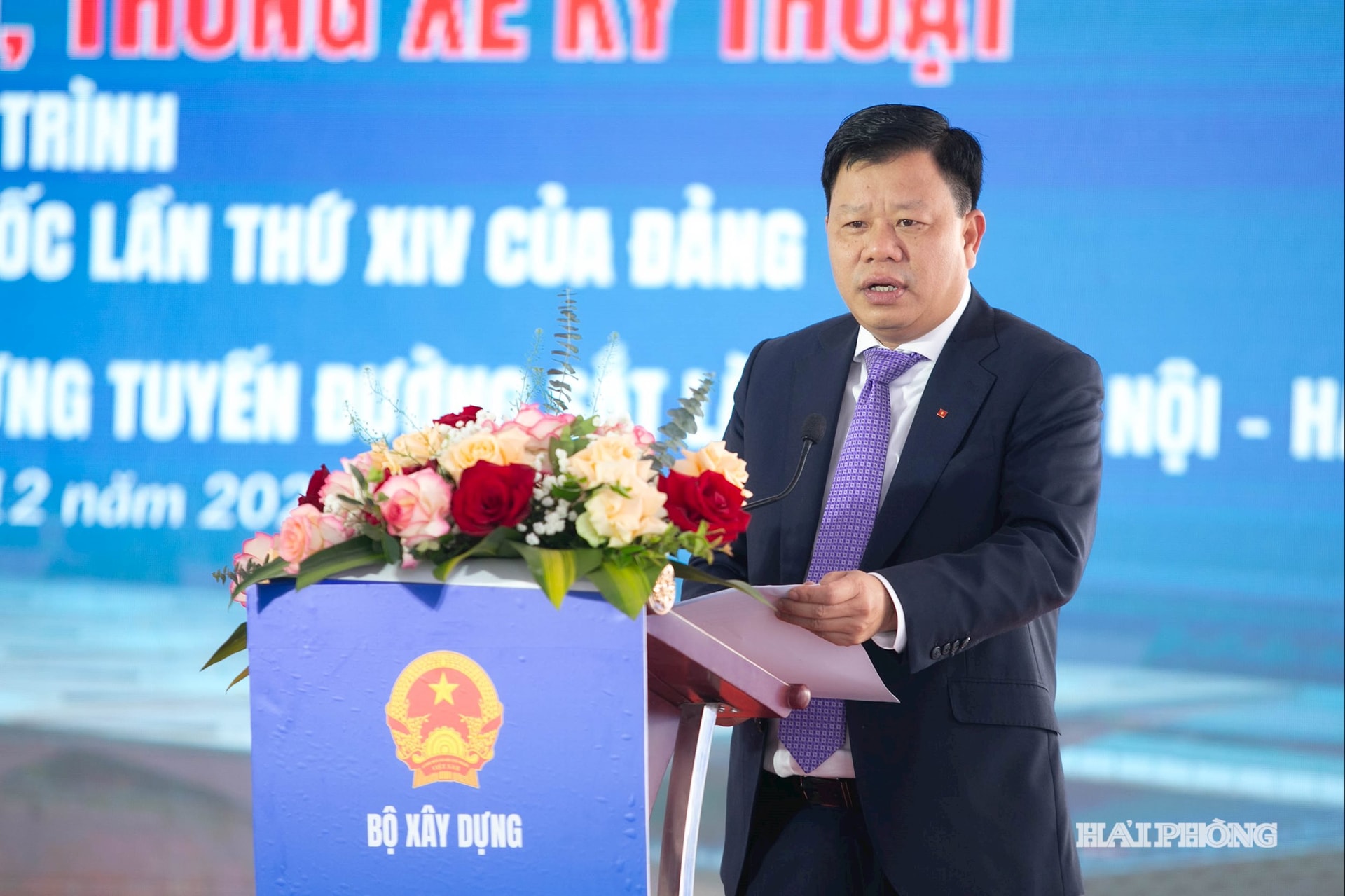 Đồng chí Lê Trung Kiên, Ủy viên Ban Thường vụ Thành ủy, Phó Chủ tịch UBND thành phố Hải Phòng hát biểu tại lễ khởi công,.