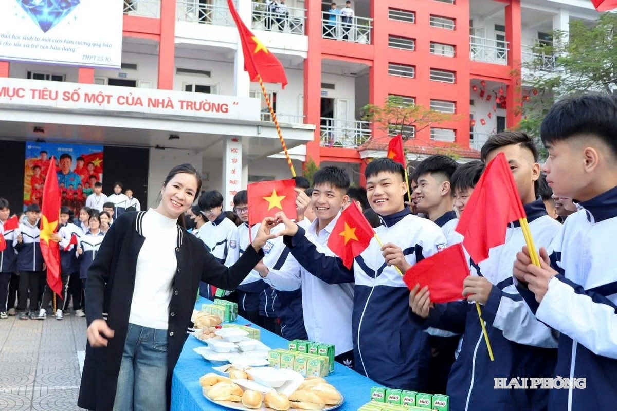 Không khí vui mừng, ấm áp lan tỏa đến từng thầy cô giáo và học sinh toàn trường