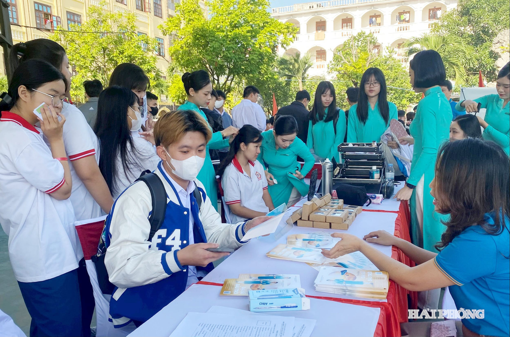 Các doanh nghiệp tăng cường liên kết với trường nghề, trung tâm giới thiệu việc làm để tiếp cận nguồn lao động. Trong ảnh: Doanh nghiệp tư vấn việc làm cho người lao động tại Ngày hội việc làm với chủ đề “Job Fair Bách Nghệ năm 2025” tại Trường cao đẳng Bách Nghệ Hải Phòng.