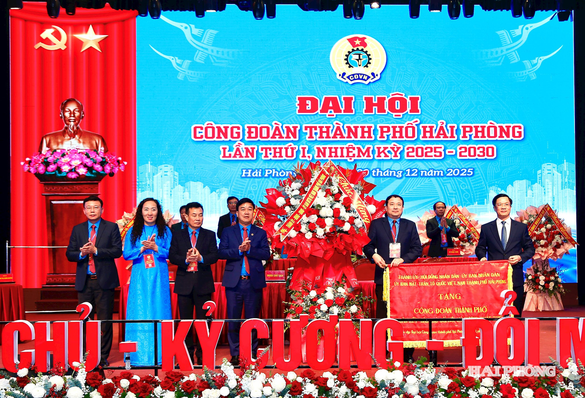 Đồng chí Phạm Văn Lập, Phó bí thư Thành ủy, Chủ tịch Mặt trận Tổ quốc Việt Nam thành phố trao hoa và bức trướng chúc mừng Đại hội.
