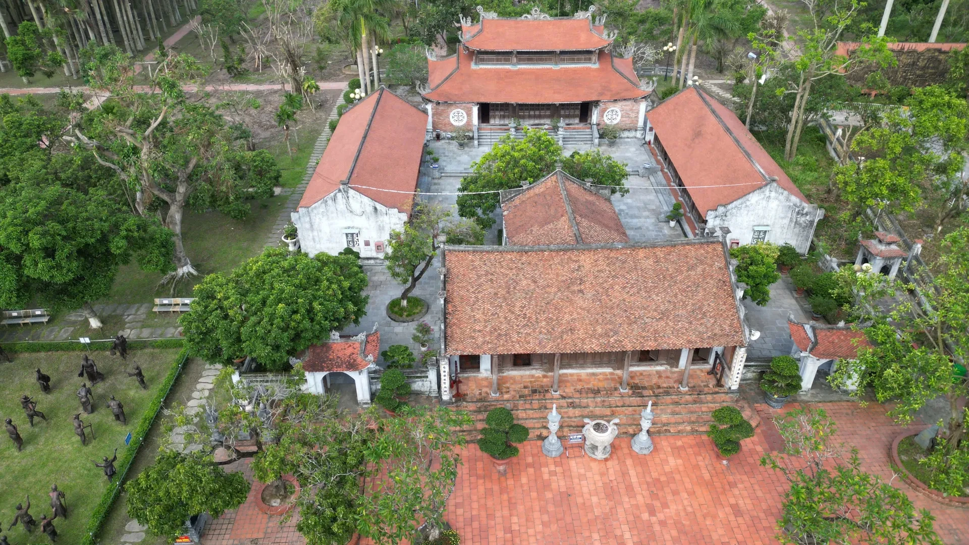 den-tho-trang-trinh.webp