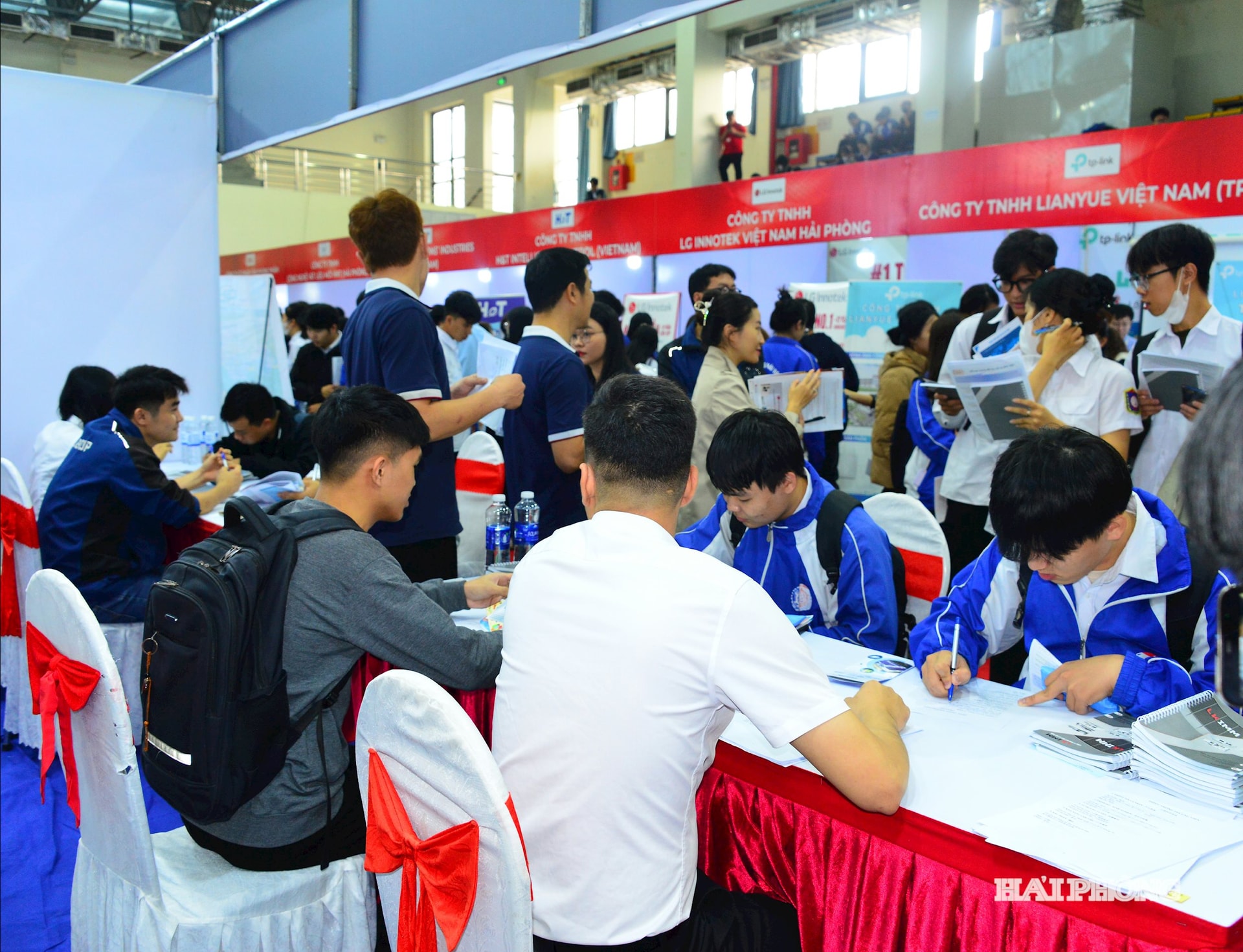 Sinh viên trực tiếp tìm hiểu thông tin tuyển dụng của doanh nghiệp tại các gian workshop.
