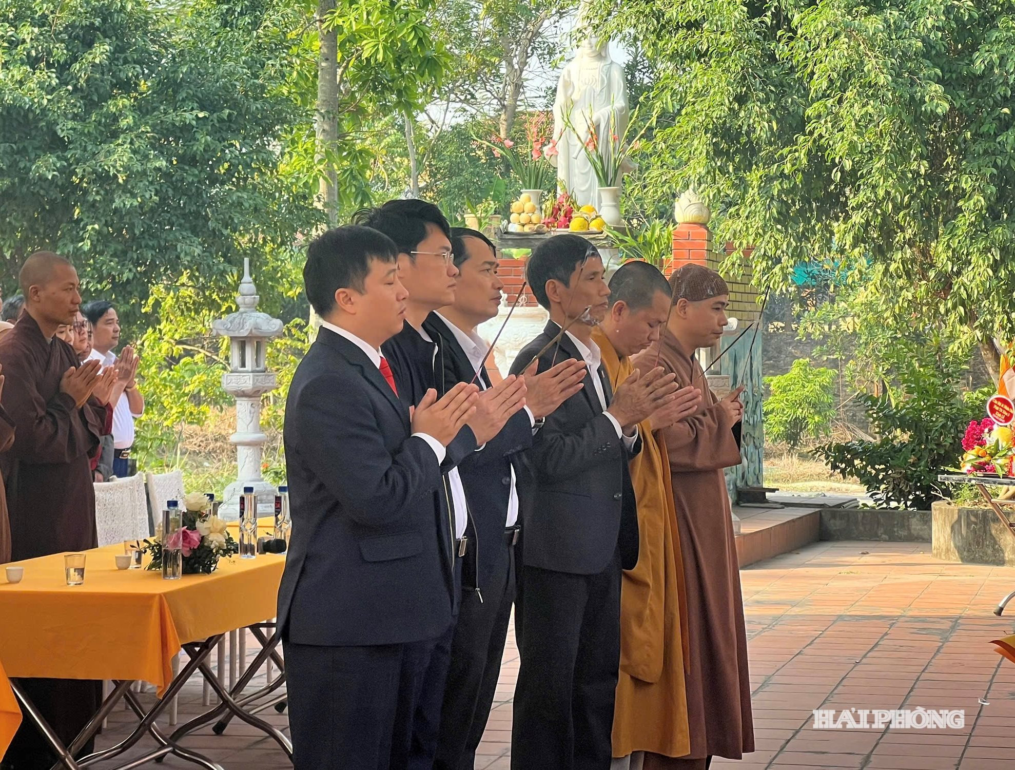 Lãnh đạo xã Hà Tây, đại diện Giáo hội cùng nhà chùa dâng hương tưởng niệm.