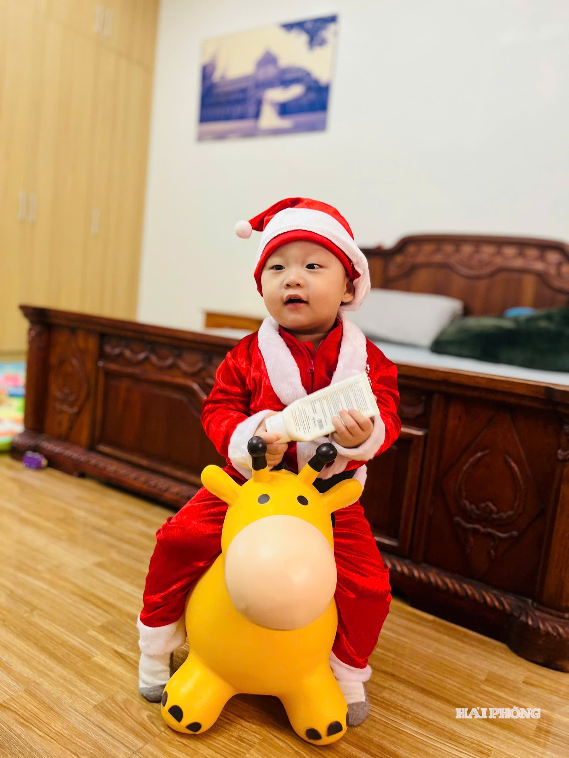 Ông già oel tý hon chuẩn bị đi đón mừng Lễ Giáng sinh.