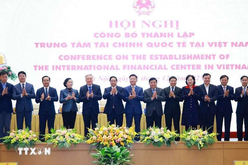 Thủ tướng Phạm Minh Chính và các thành viên Hội đồng điều hành Trung tâm Tài chính Quốc tế và Cơ quan điều hành Trung tâm Tài chính Quốc tế tại Thành phố Hồ Chí Minh và Thành phố Đà Nẵng. (Ảnh: Dương Giang/TTXVN)