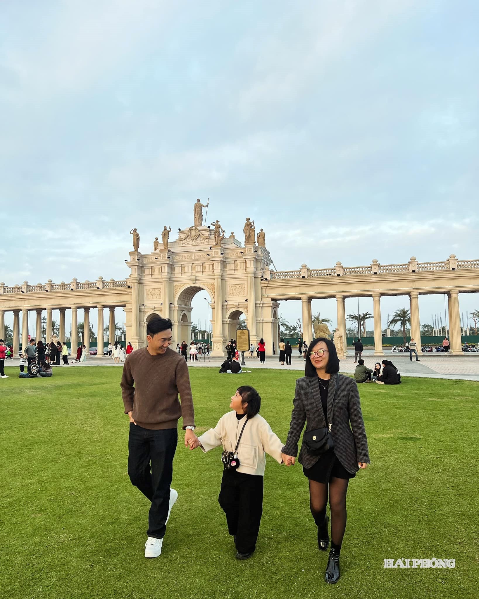 Cha mẹ chính là điểm tự vững chắc để con tự tin bước vào đời.