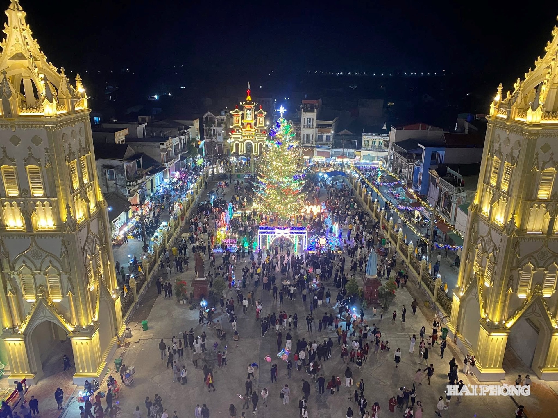 Gần Noel, Nhà thờ Kẻ Sặt luôn rực rỡ, thu hút đông người dân tới tham quan.