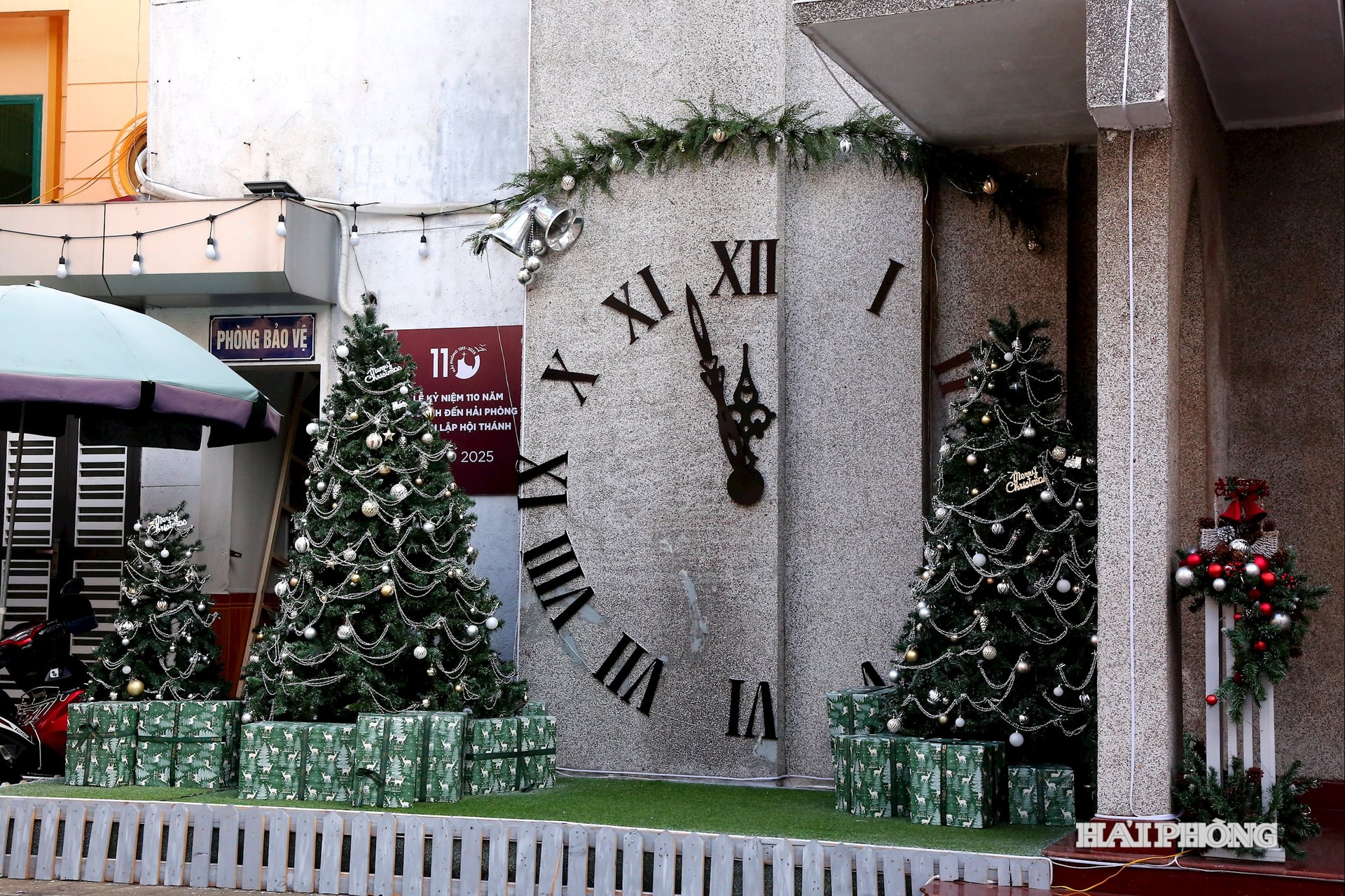 Mô hình đồng hồ điểm 12 giờ trong đêm Noel sẽ báo hiệu ngày Giáng sinh đến ở Hội thánh Tin Lành 