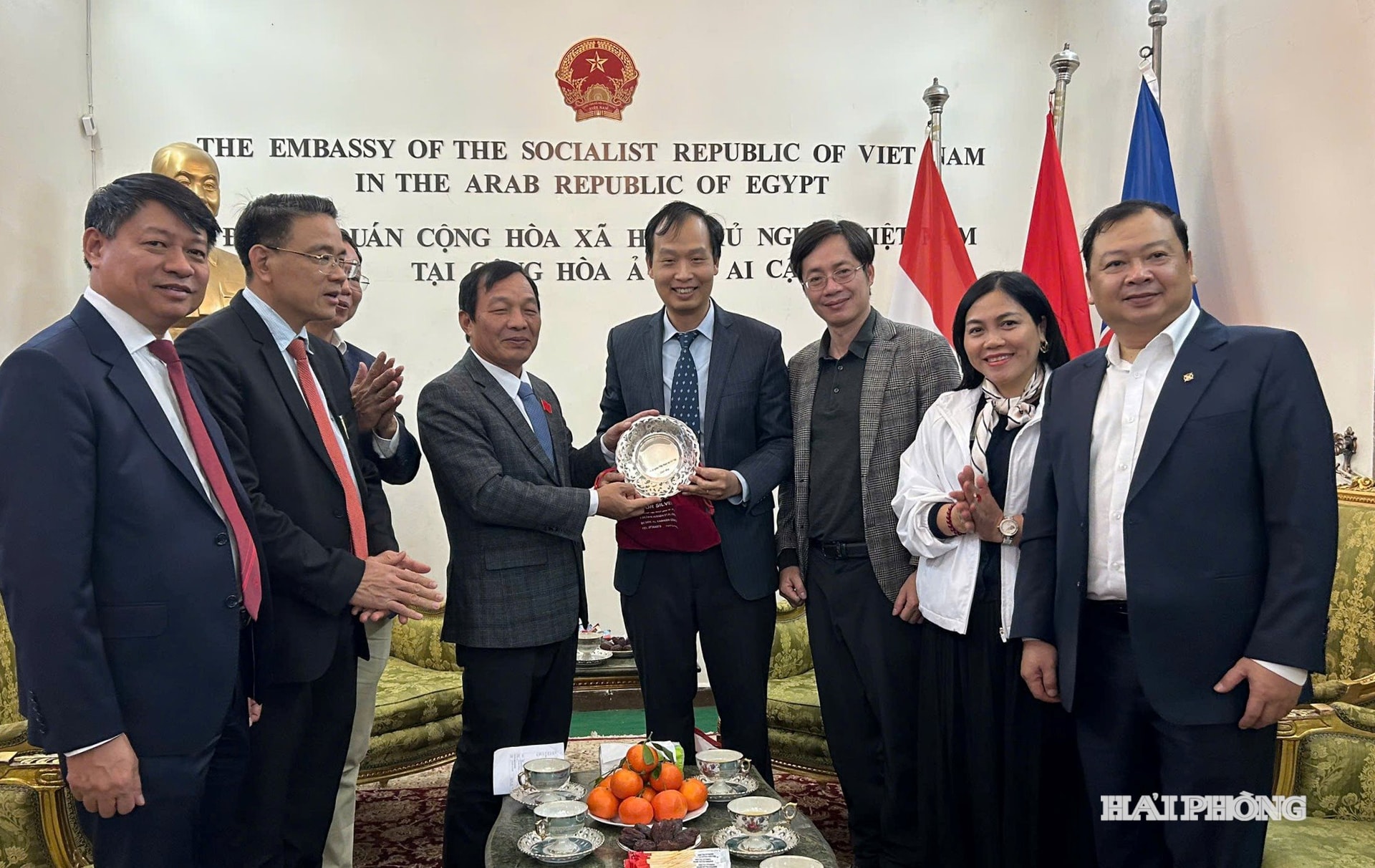 Đồng chí Lê Văn Hiệu, Phó bí thư Thành ủy, Chủ tịch HĐND thành phố tặng quà lưu niệm Đại sứ quán Việt Nam tại Ai Cập.