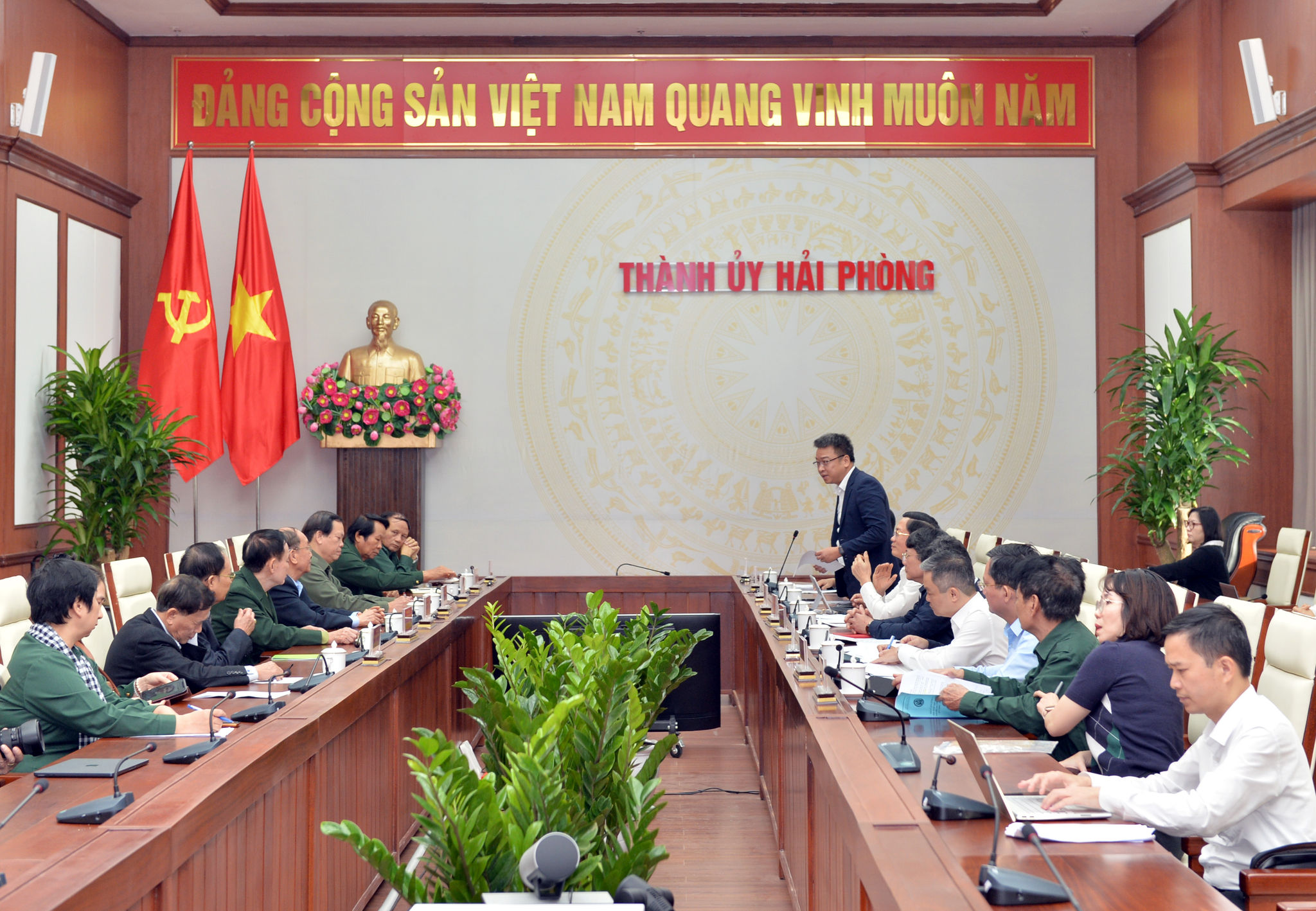 Quang cảnh cuộc làm việc