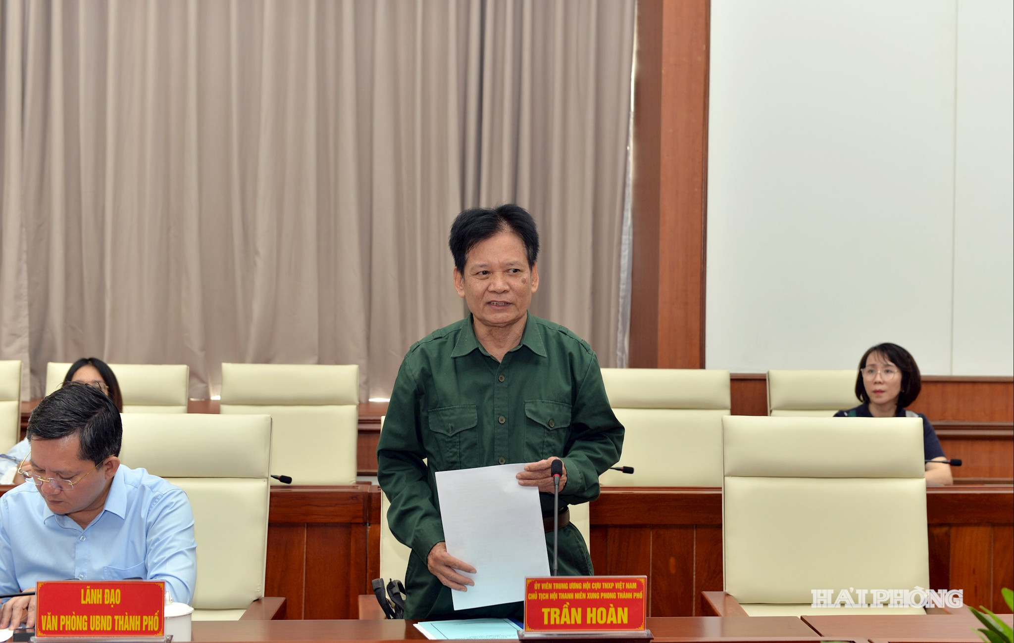 Đồng chí Trần Hoàn, Chủ tịch Hội cựu Thanh niên xung phong thành phố Hải Phòng phát biểu ý kiến tại cuộc làm việc.