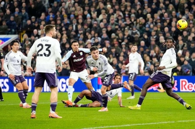 Rogers (áo bã trầu) nâng tỷ số lên 2-1 trong trận gặp Man Utd, tại vòng 17 Ngoại hạng Anh trên sân Villa Park hôm 18/12. Ảnh: Reuters