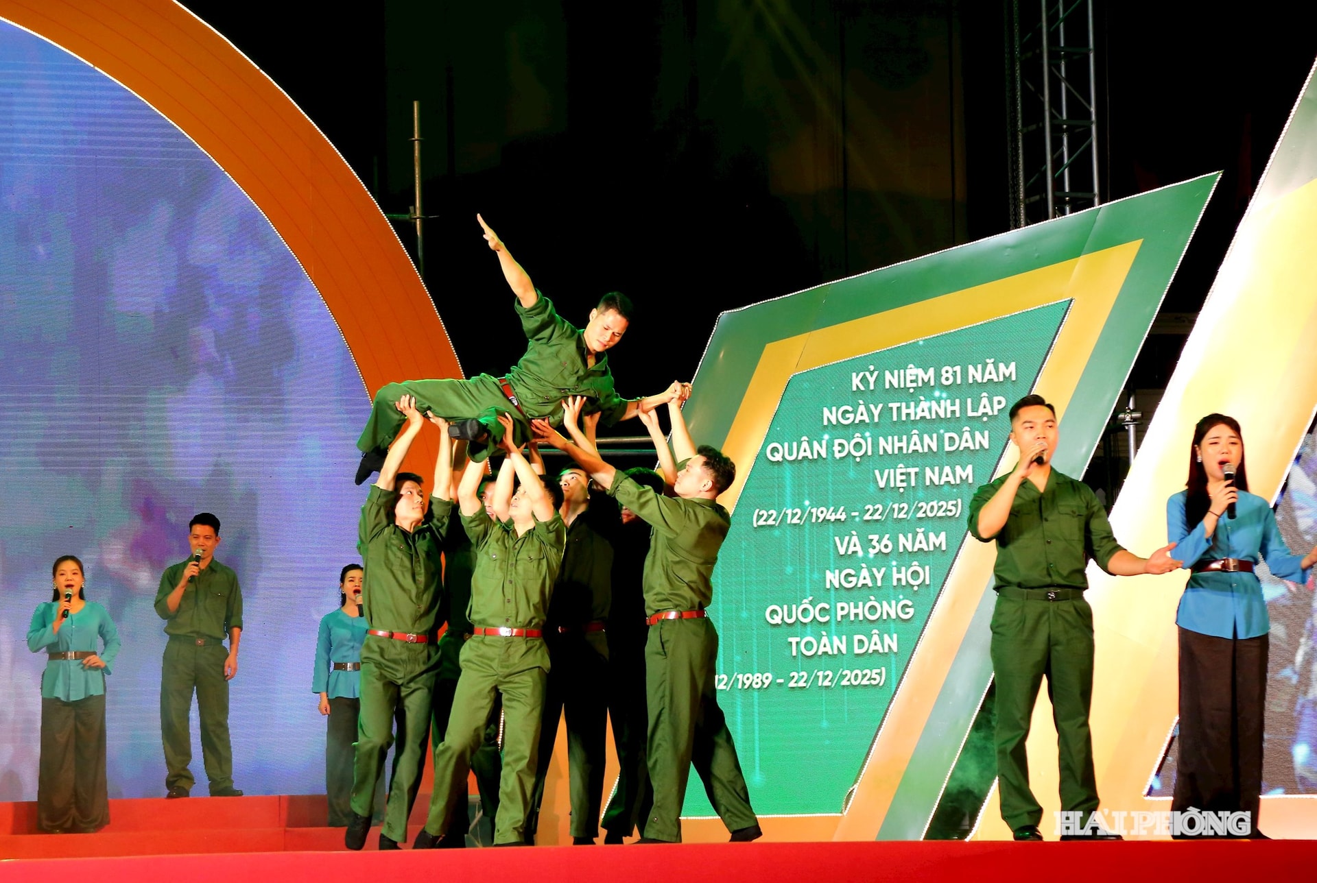 Kulturális előadások a Vietnami Néphadsereg Napja alkalmából.