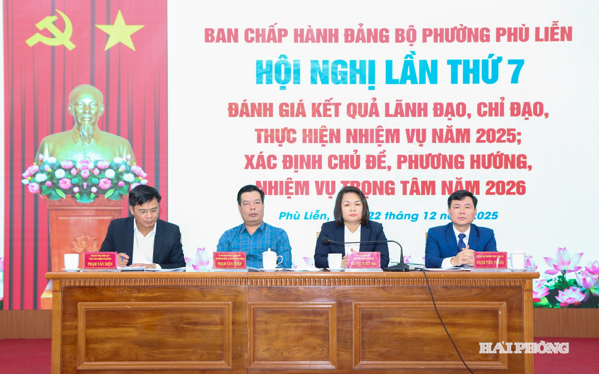 đồng chí Phạm Văn Thép - Ủy viên Ban Thường vụ Thành ủy, Trưởng ban Ban Quản lý khu kinh tế Hải Phòng cùng các đồng chí lãnh đạo phường chủ trì hội nghị