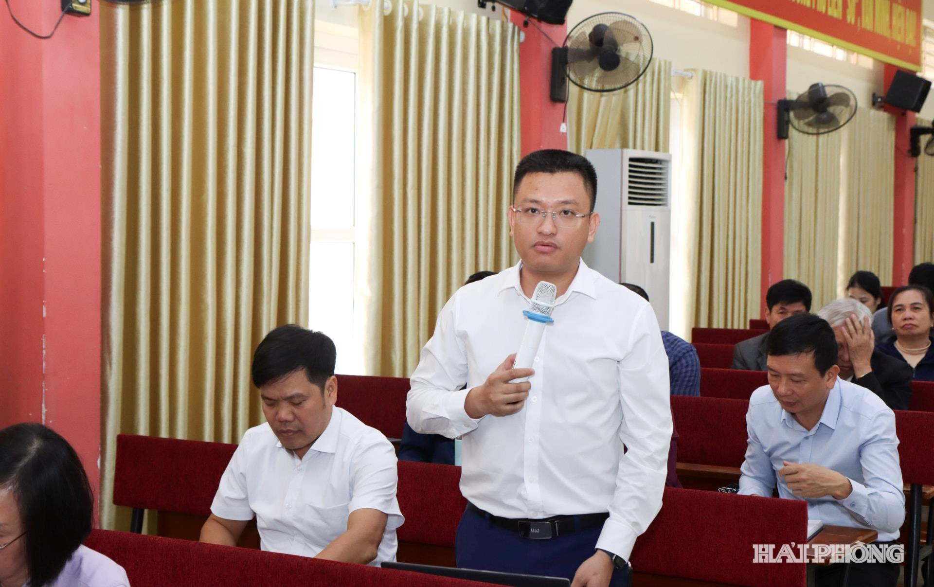 Đại diện các phòng ban, đơn vị phường phát biểu tại hội nghị