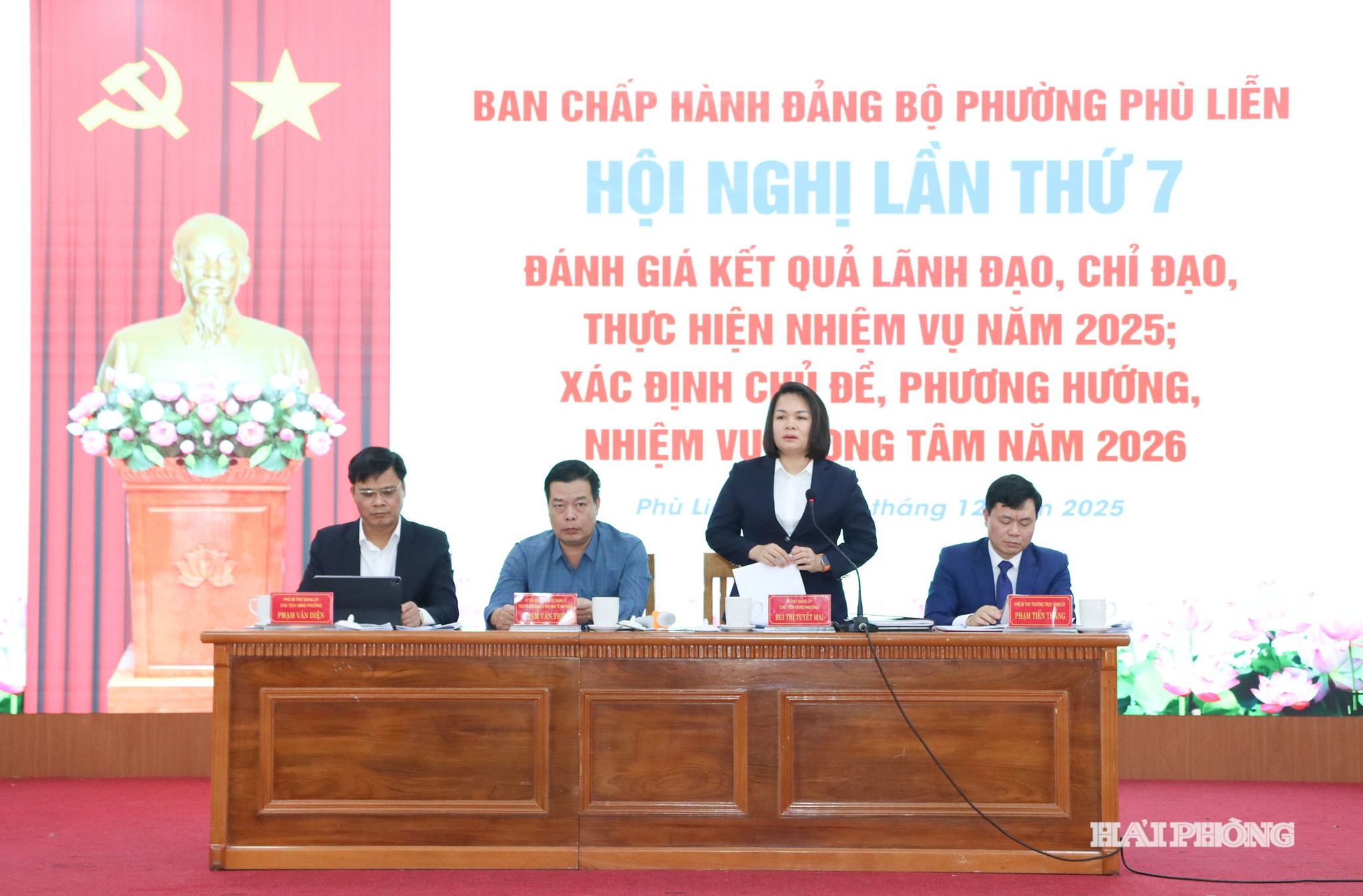 Đồng chí Bùi Thị Tuyết Mai, Bí thư Đảng ủy, Chủ tịch HĐND phường điều hành hội nghị