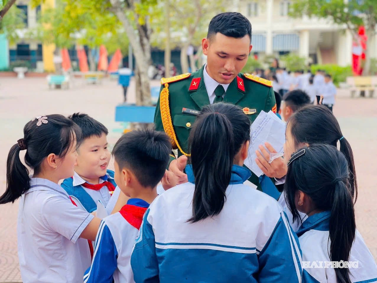 Học sinh Trường tiểu học Tiền Tiến (phường Nam Đồng) gửi những tấm thiệp nhỏ xinh, những dòng chữ yêu thương, lòng biết ơn sâu sắc tới các bác cựu chiến binh, các chú bộ đội.