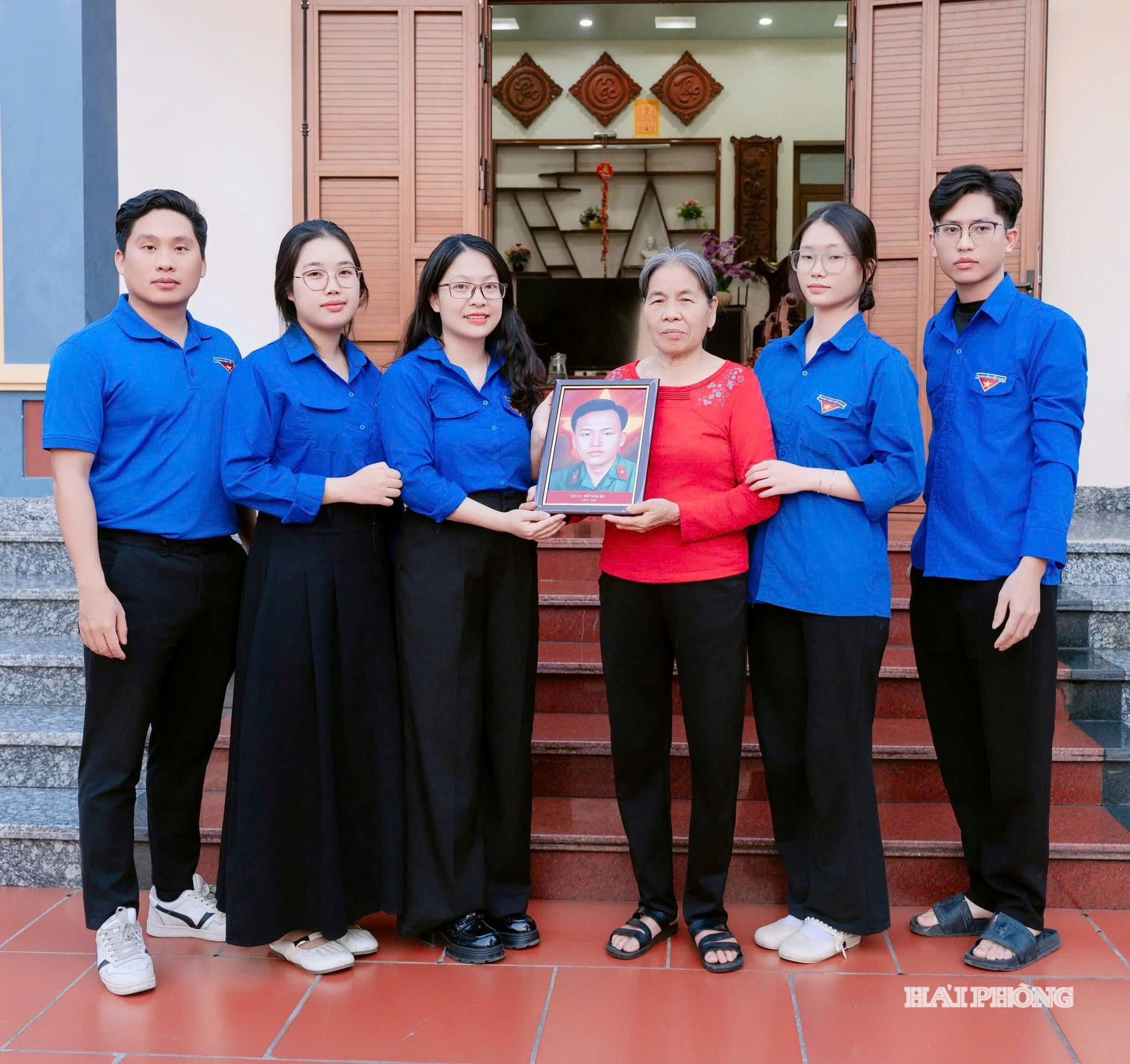 Đoàn xã An Quang triển khai Đề án “Phục dựng ảnh Liệt sĩ - Những con người sống mãi trong trái tim xanh”, trao tặng ảnh liệt sĩ được phục dựng cùng phần quà tri ân tới 14 gia đình thân nhân liệt sĩ trên địa bàn xã, với tổng kinh phí 13 triệu đồng.