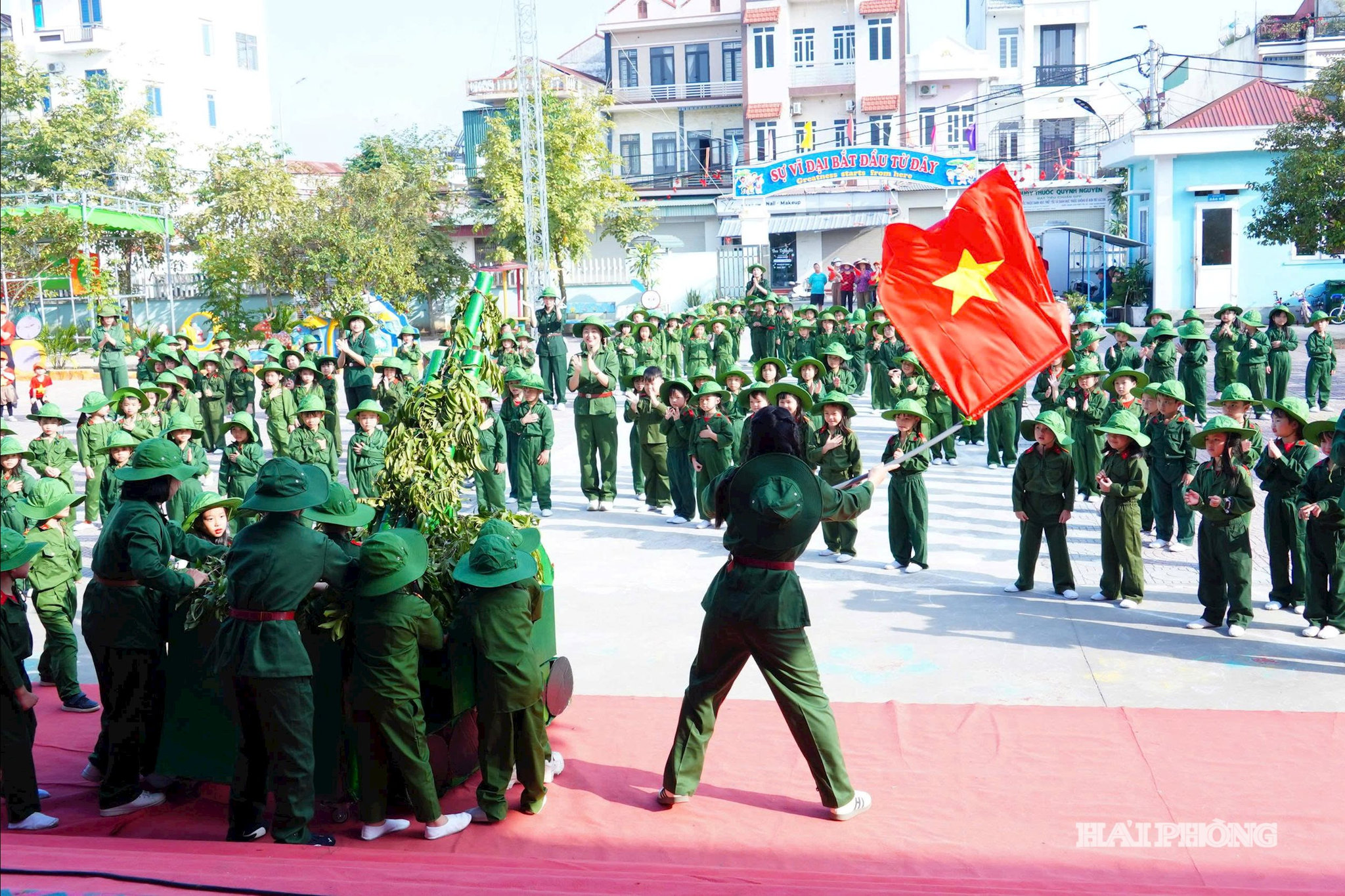 Các hoạt động giao lưu truyền thống, sinh hoạt chuyên đề, hành trình về nguồn được tổ chức sôi nổi, giúp đoàn viên, thanh thiếu niên hiểu rõ hơn về lịch sử, truyền thống vẻ vang của Quân đội Nhân dân Việt Nam.