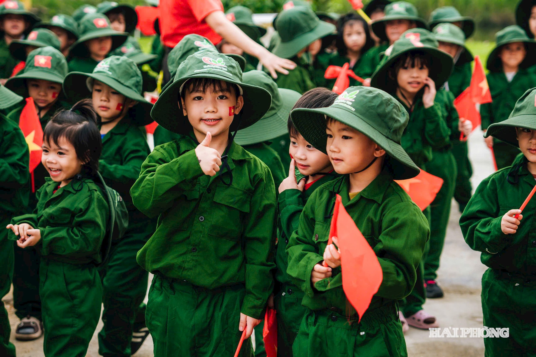 Thiếu nhi phường Thiên Hương thích thú khoác lên mình màu áo xanh quân đội, hào hứng trải nghiệm các hoạt động rèn luyện, sinh hoạt như những người lính thực thụ, qua đó bồi đắp niềm tự hào, ý thức trách nhiệm của thế hệ trẻ đối với truyền thống cách mạng.