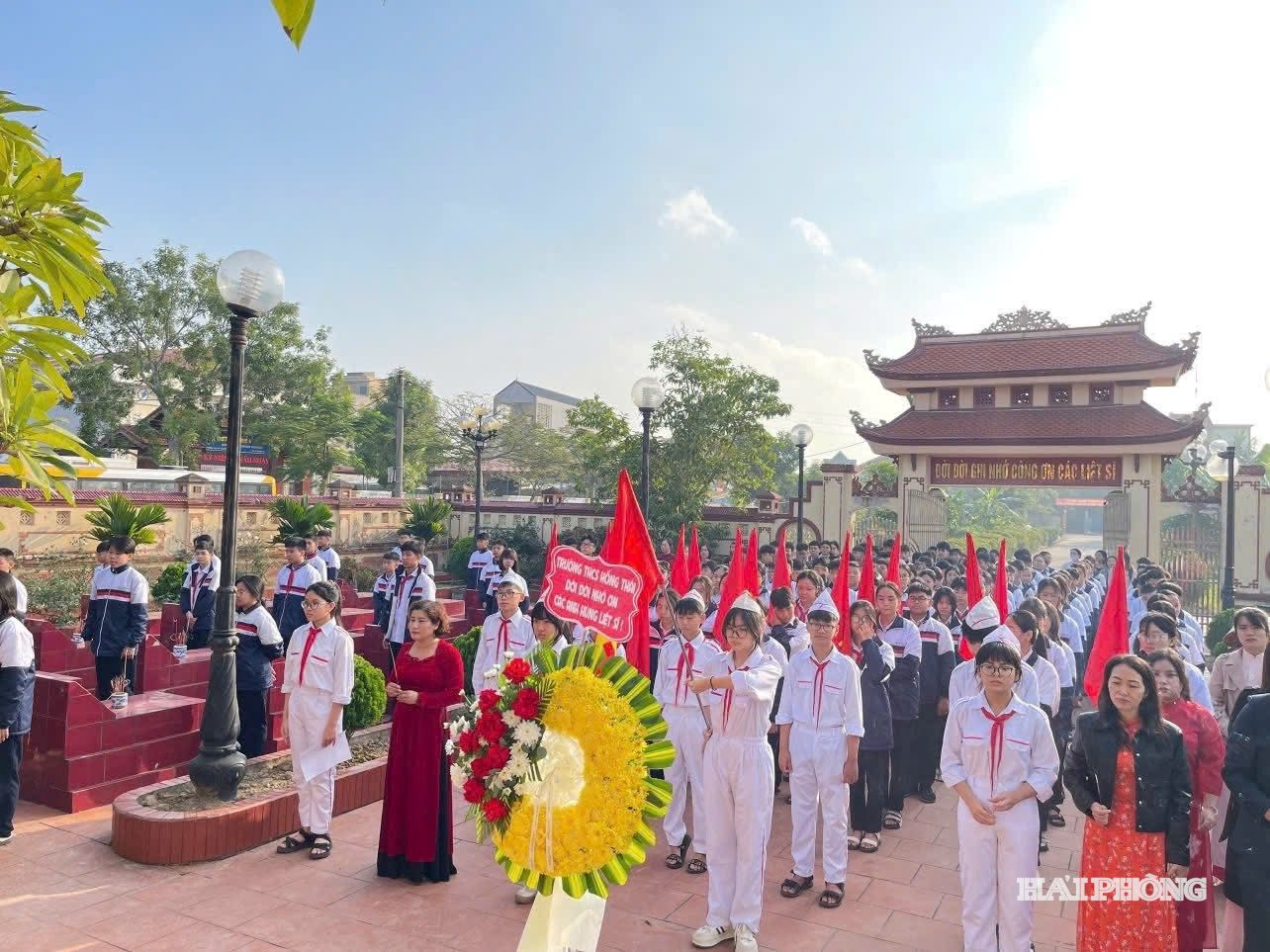 Tuổi trẻ phường An Hải tham gia lễ dâng hương, dâng hoa tại các nghĩa trang liệt sĩ, khu di tích lịch sử nhân kỷ niệm gày thành lập Quân đội Nhân dân Việt Nam 22/12, thể hiện lòng tri ân sâu sắc đối với các anh hùng liệt sĩ.