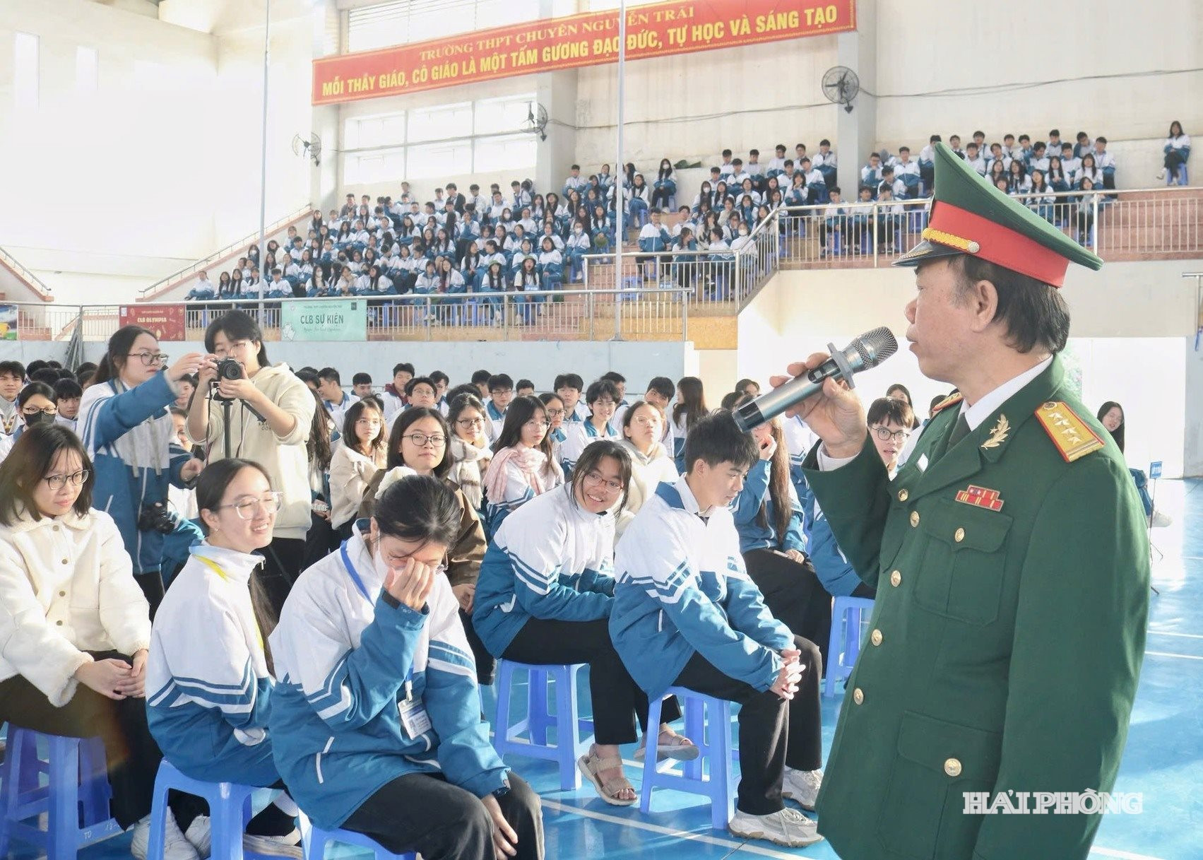 Đoàn trường THPT Chuyên Nguyễn Trãi tổ chức sinh hoạt ngoại khóa với chủ đề “Câu chuyện thời hoa lửa” nhân dịp kỷ niệm 81 năm ngày thành lập Quân đội Nhân dân Việt Nam.
