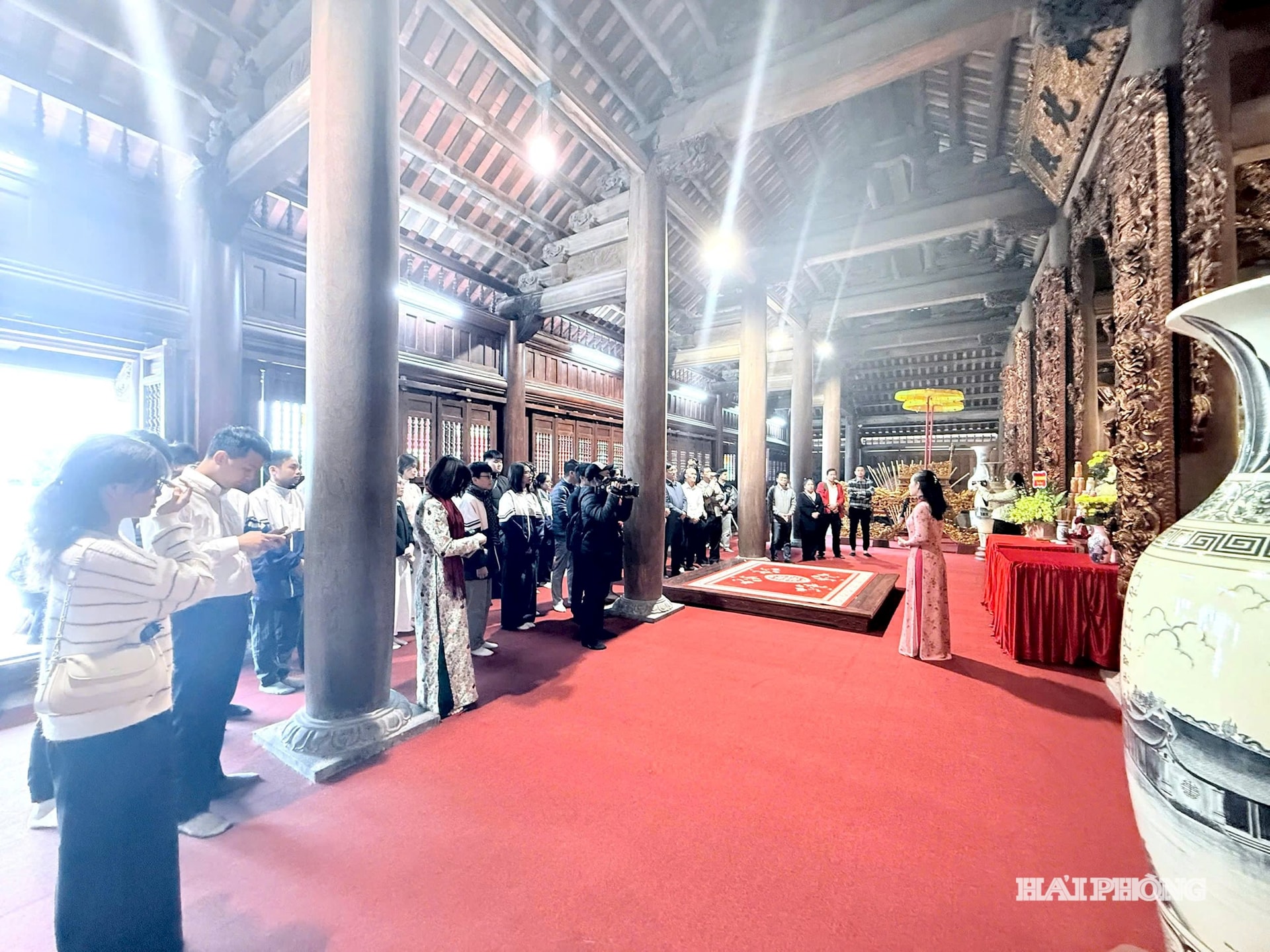 Đoàn dâng hương, nghe thuyết minh tại khu di tích Vương triều Mạc.