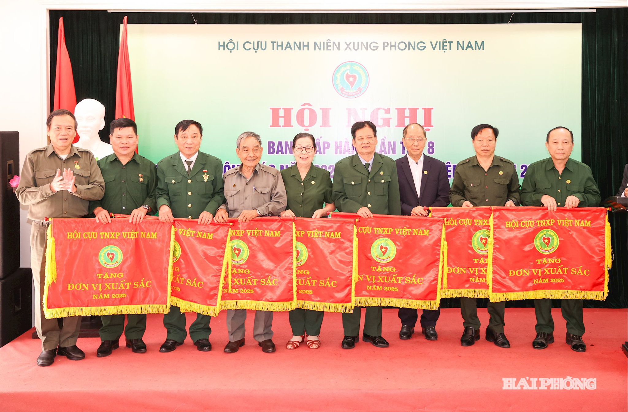 Đồng chí Phan Diễn, nguyên Uỷ viên Bộ Chính trị, nguyên Thường trực Ban Bí thư cùng lãnh đạo Hội cựu TNXP tặng Cờ thi đua cho ca s đơn vị xuất sắc