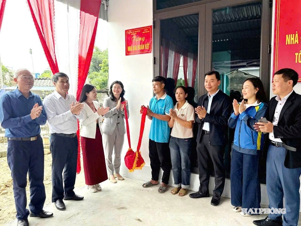 Ủy ban MTTQ Việt Nam phường Lưu Kiếm phối hợp Thanh tra thành phố, Công ty TNHH VSIP Hải Phòng khánh thành nhà 