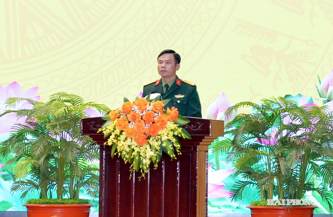 Đại tá Bùi Xuân Thắng, Chỉ huy trưởng Bộ Chỉ huy quân sự thành phố Hải Phòng phát biểu tham luận tại hội nghị. Ảnh: PHAN TUẤN