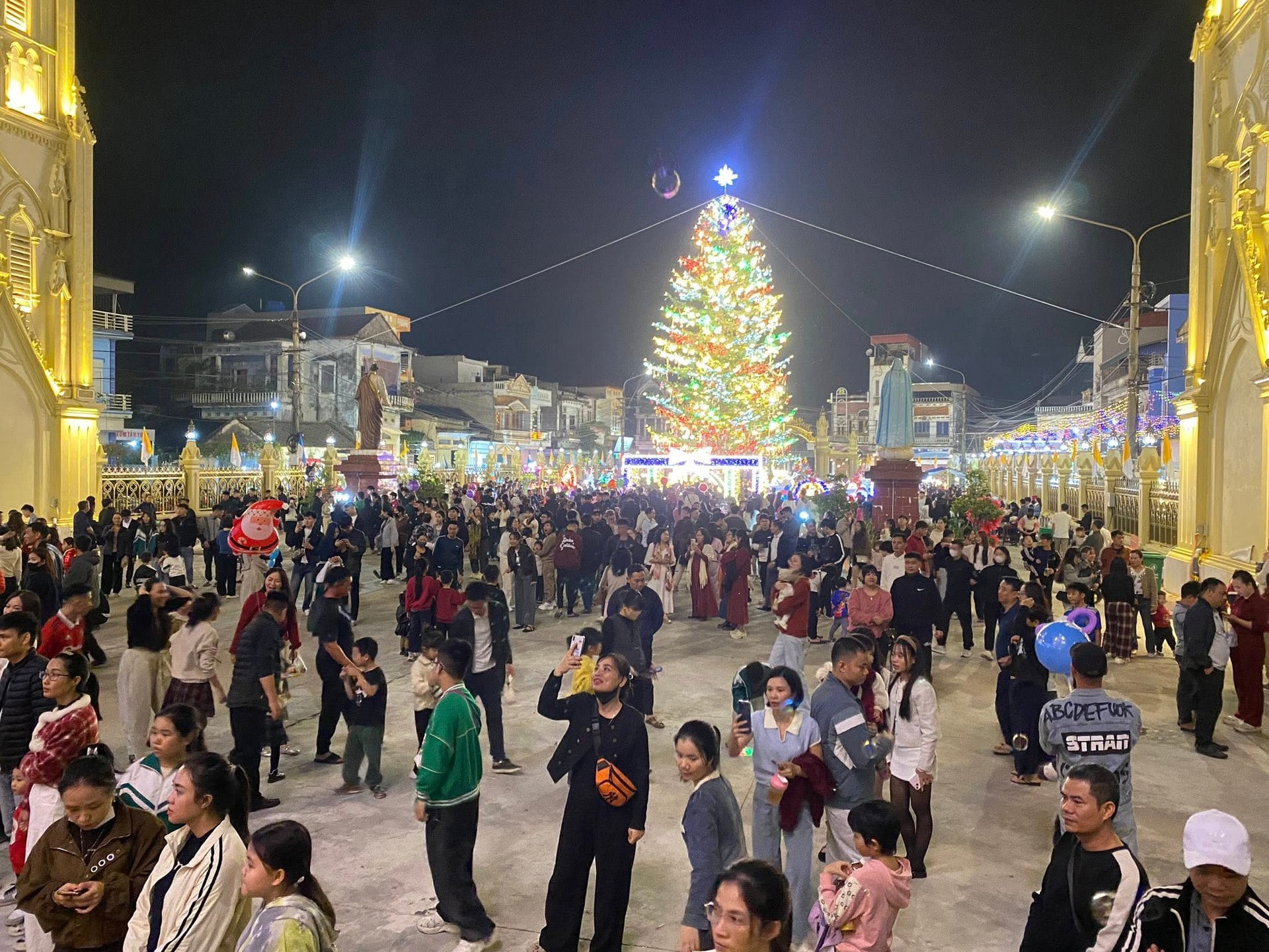 عکس روزنامه: کلیساهای محلی که با تزئینات پر جنب و جوش کریسمس تزئین شدهاند، تعداد زیادی از مردم محلی و گردشگران را که برای بازدید، گرفتن عکس و تجربه جشنها میآیند، جذب میکنند (عکس توسط کلیسا ارائه شده است).