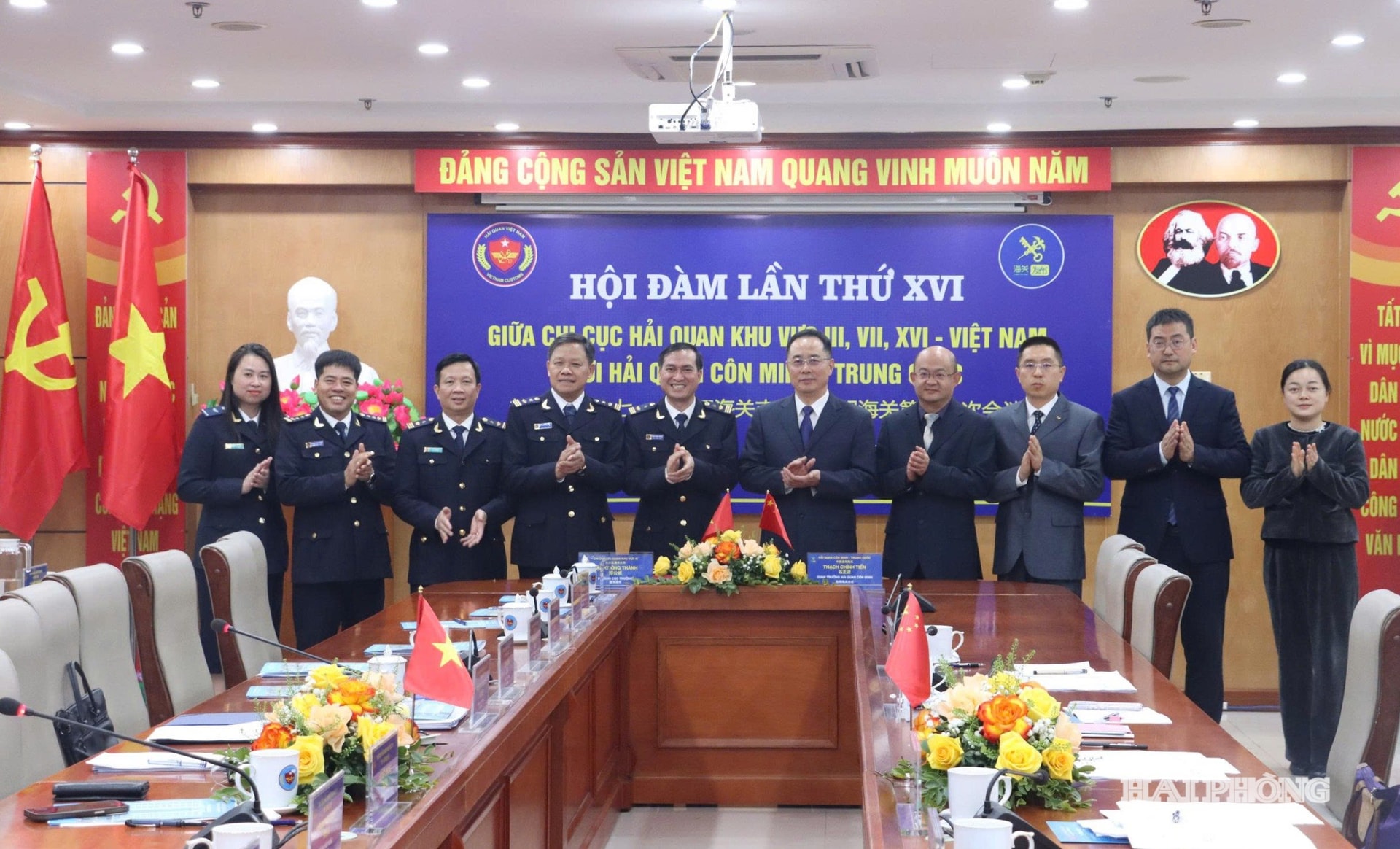 Các đại biểu dự hội đàm.