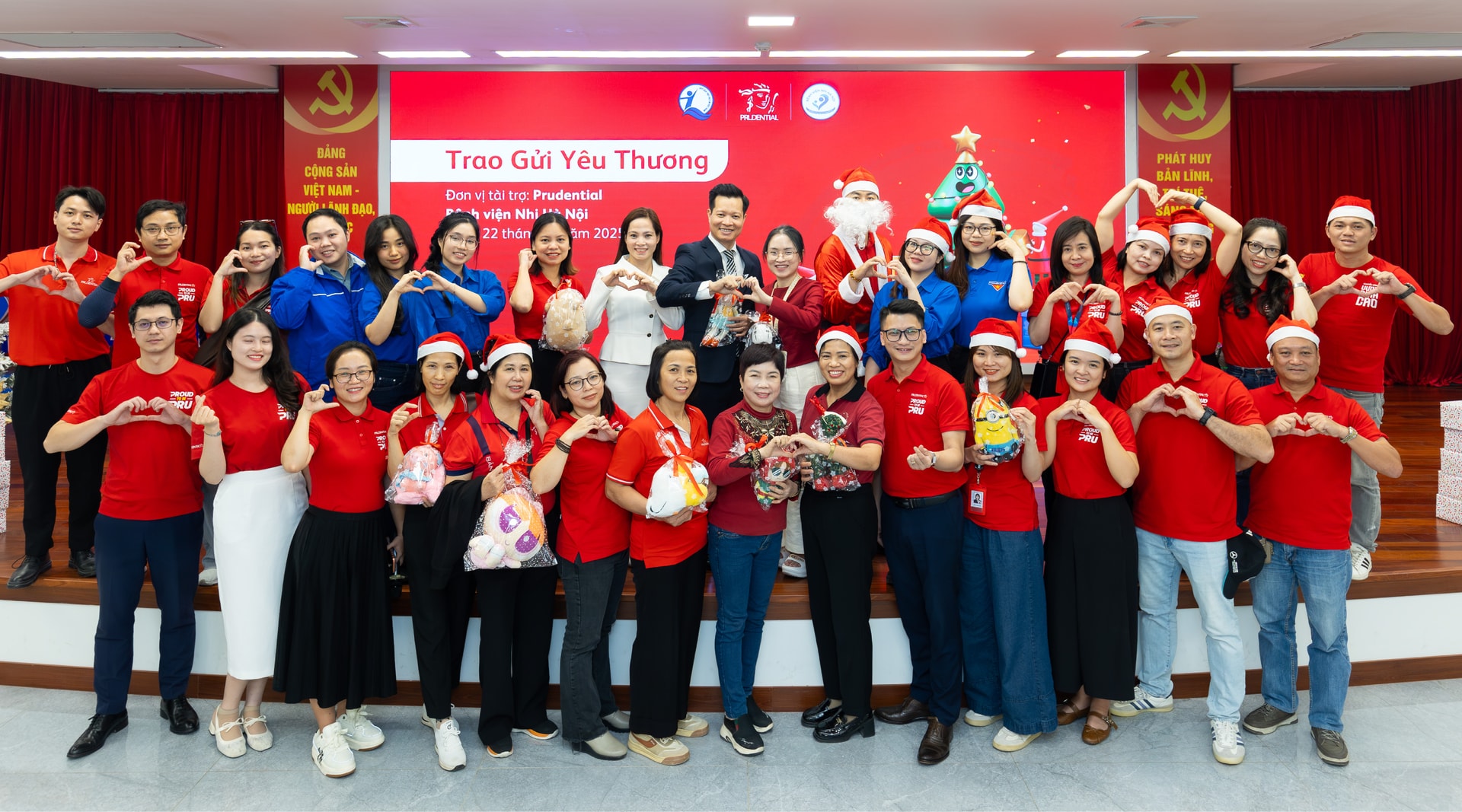 Các nhân viên Prudential hưởng ứng hoạt động đóng góp gấu bông cho các bé bệnh nhi. Ảnh: Prudential Việt Nam.