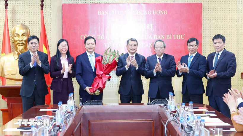 Các đồng chí lãnh đạo Ban Tổ chức Trung ương tặng hoa chúc mừng ông Trịnh Mạnh Linh. (Ảnh: Phương Hoa/TTXVN)