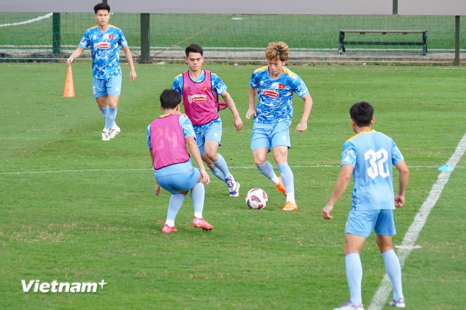 Chiều 23/12, đội tuyển U23 Việt Nam có buổi tập đầu tiên tại sân Trung tâm đào tạo bóng đá trẻ Việt Nam (Hà Nội), sau khi hoàn thành chiến dịch SEA Games 33. (Ảnh: Việt Anh/Vietnam+)