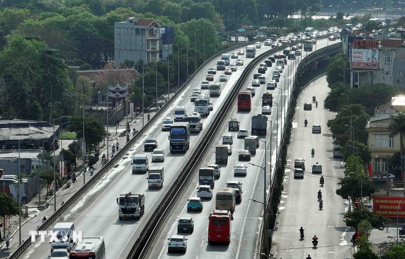 Phương tiện di chuyển trên đường Vành đai 3 trên cao. (Ảnh: Phạm Kiên/TTXVN)